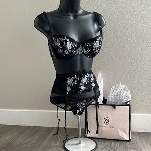 Victoria’s Secret 3 pieces set bra 34D, belt & panties XS, brand new with tags